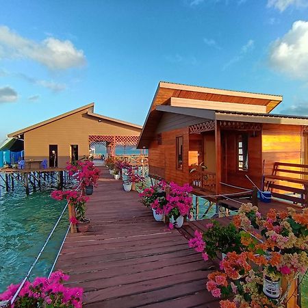 Bed and Breakfast La Water House Semporna Esterno foto