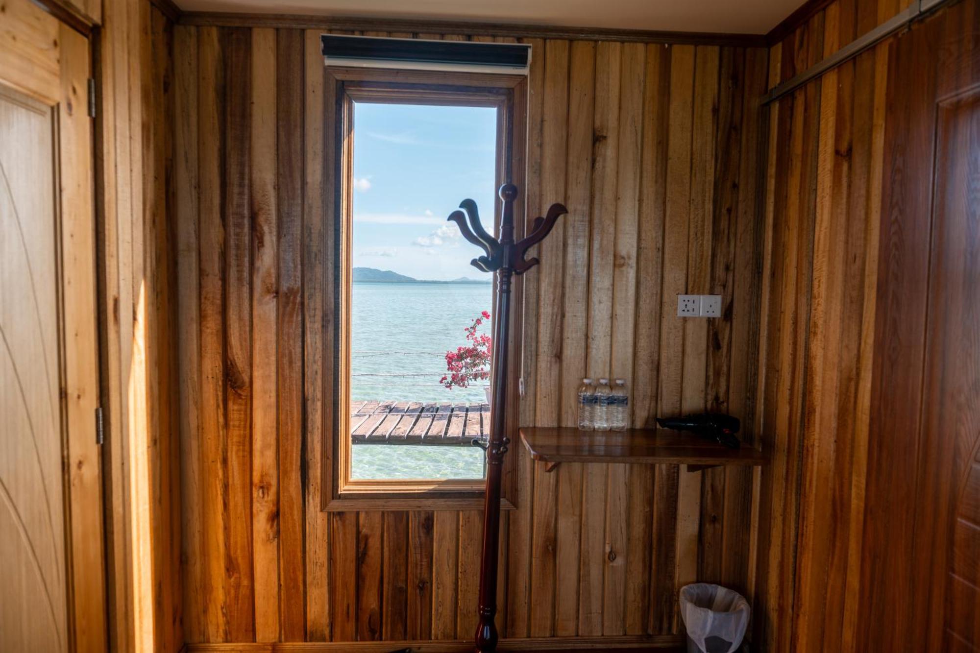 Bed and Breakfast La Water House Semporna Esterno foto