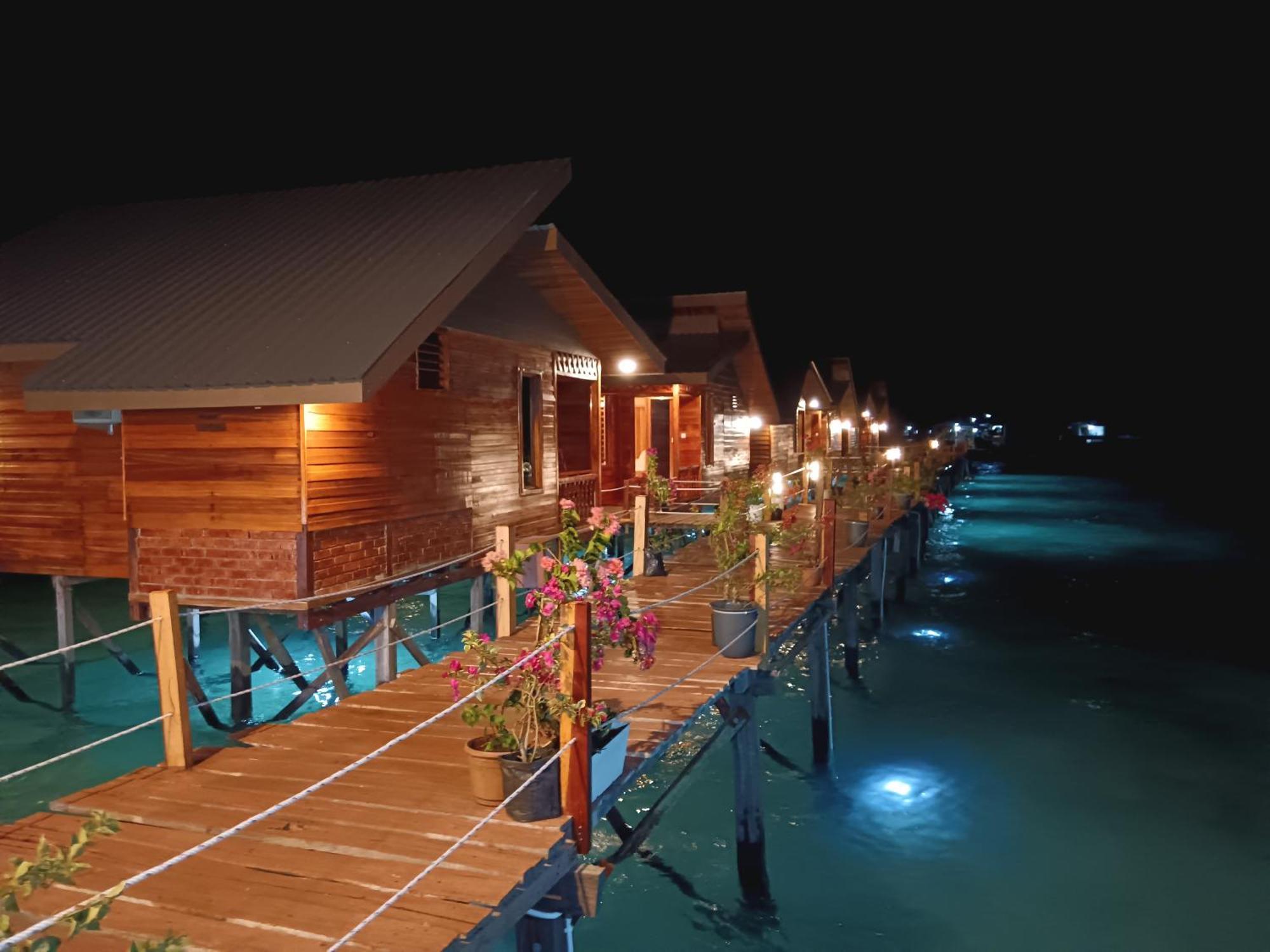 Bed and Breakfast La Water House Semporna Esterno foto