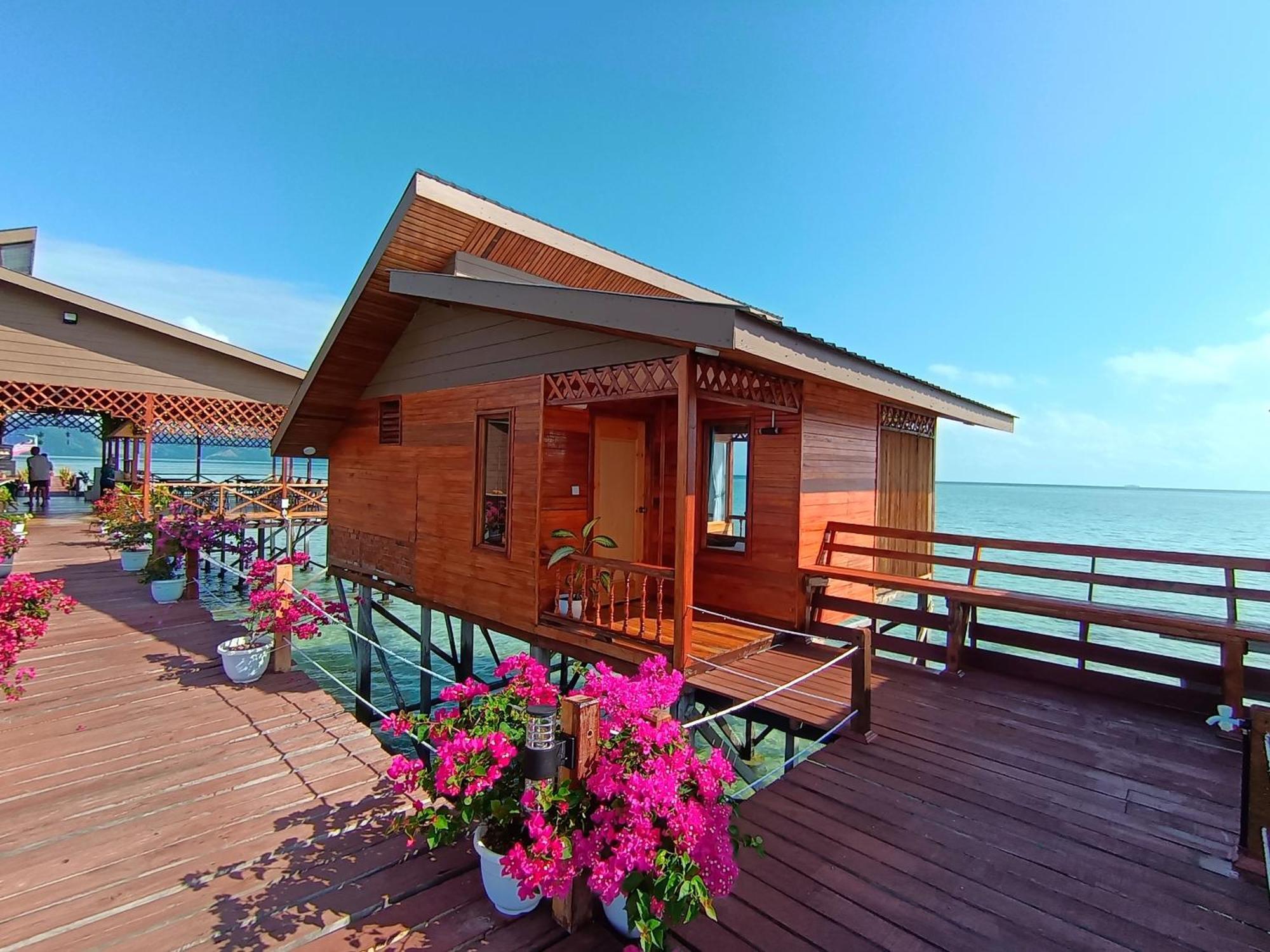 Bed and Breakfast La Water House Semporna Esterno foto